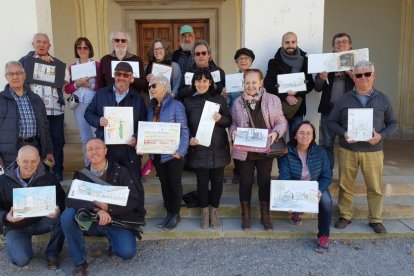 Els participants a la trobada del Castell del Remei de dissabte passat, mostrant les seues creacions.