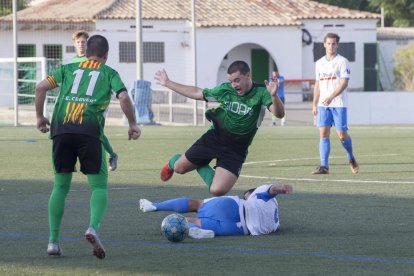 Un jugador del Mollerussa intenta arrebatar el balón a un rival del Cervera.