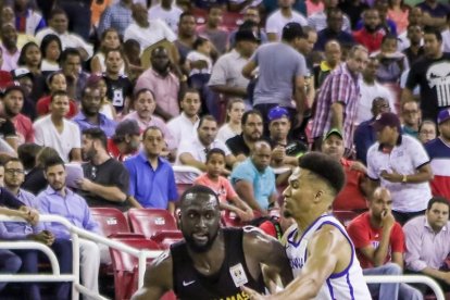 Mike Carey du la pilota durant un partit amb la seua selecció.