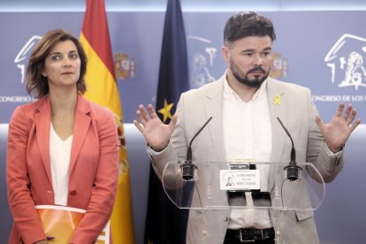 El portavoz de ERC, Gabriel Rufián, ayer, con la diputada Carolina Telechea, tras la reunión con el PSOE.