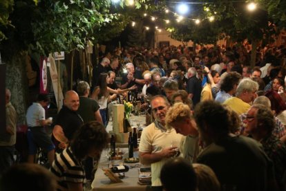 Las calles de Figuerola d’Orcau se llenaron de público para degustar vino y escuchar jazz. 