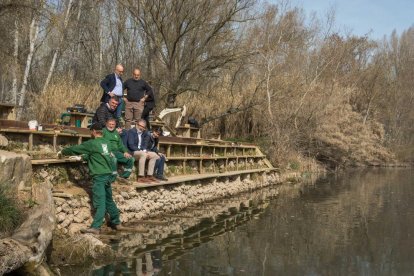 Fèlix Larrosa, junto a los concejales Peris y Queralt, y operarios ayer en el embarcadero de la Mitjana.