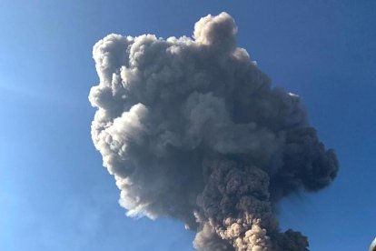 El volcà Stromboli durant l’erupció d’ahir.