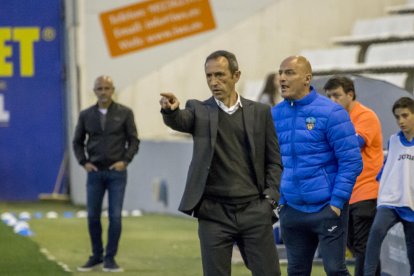 Joan Carles Oliva dóna instruccions a l’equip durant el partit de diumenge contra el Badalona.