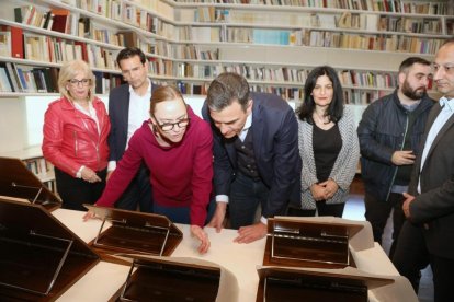 La neboda de García Lorca, Laura, ensenya a Granada part del llegat del poeta a Pedro Sánchez.