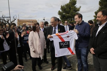 Miembros del equipo de fútbol de Bellaguarda entregaron a Torra una camiseta y el carnet de socio.