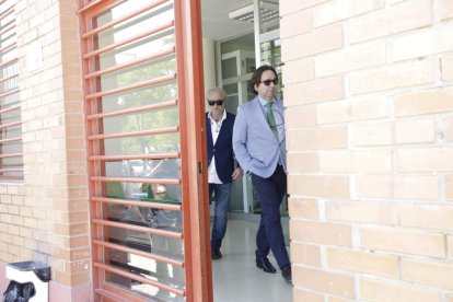 Expectació mediàtica a la sortida de la presó de Fernando Blanco, que va abandonar ahir al migdia el centre de Ponent.