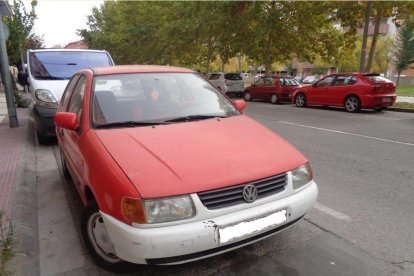 Uno de los coches que se ha retirado de la vía pública de Fraga.