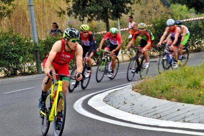 El triatleta lleidatà Sergi Jurado, en una prova de triatló durant el tram de ciclisme.