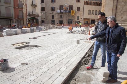 La visita d’obres als treballs per reformar la plaça Major de Tàrrega.