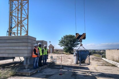 Imatge de formació de treballadors per a l’ús de grues.