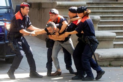 Un oncle de la víctima de la violació múltiple, contra els acusats