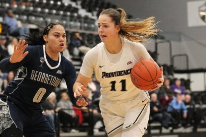 Jovana Nogic, coneguda com a Yoyo, durant un partit amb la Universitat de Providence.