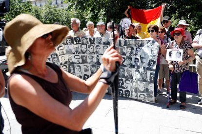 Concentració ahir a Madrid contra la suspensió de l’exhumació de Franco.