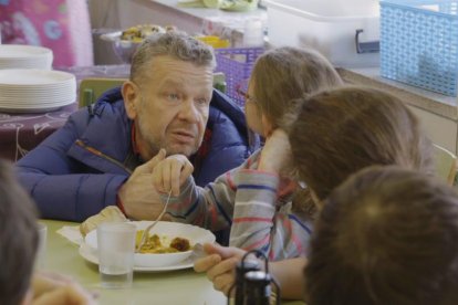 Alberto Chicote visita los comedores y las cocinas de los colegios.