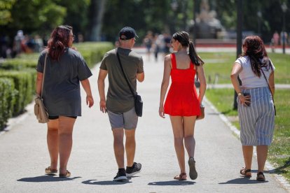 Un grup de joves passeja per un parc.