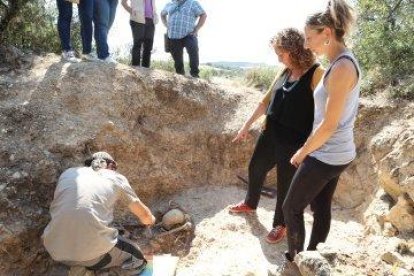 La consellera Esther Capella ha visitat els treballs a la fossa de la Guerra Civil de Foradada.