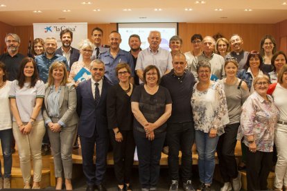 La alcaldesa y el edil de Acció Social con representantes de La Caixa, Creu Roja y entidades adheridas.