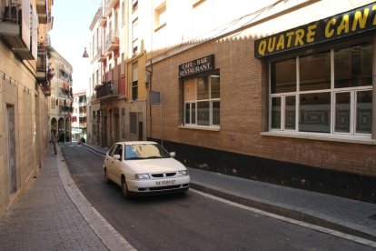 Un cotxe circulant per Tallada en direcció a Cavallers, el sentit actual d’aquesta via del Barri Antic.