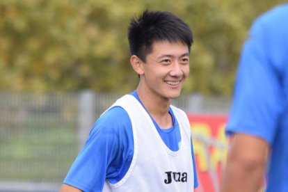 Cheng Hui, durant un entrenament amb el Lleida.