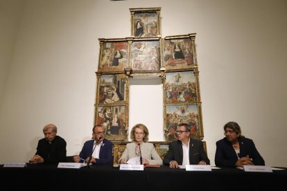 Rueda de prensa tras la reunión del plenario del Consorcio del Museu de Lleida, ayer ante el retablo renacentista de Cubells.