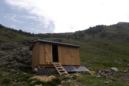 Imatge d’una de les cabanes per als pastors que treballen amb agrupacions de bestiar a Tavascan.