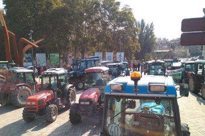 Tractors davant de la Fira de Sant Miquel aquest dijous al matí.