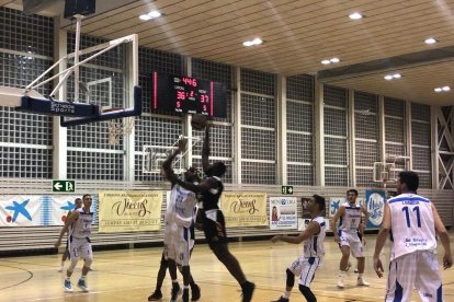 Michael Carey intenta superar Diop, jugador de l’Hospitalet.