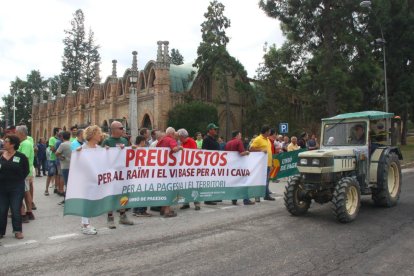 La marxa dels viticultors, a l’arribar a la seu de Codorníu.