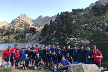 La plantilla i els tècnics del Lleida Esportiu, ahir davant de l’estany de Besiberri.