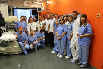 Foto de família de l’equip de l’Arnau que implementa la nova tècnica.