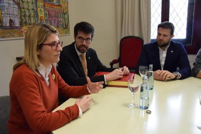 Elsa Artadi, Albert Batalla y Gerard Figueras ayer durante la reunión en el ayuntamiento de La Seu.