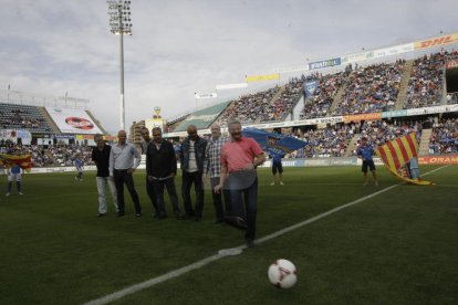 Miguel Rubio, juntament amb els herois del 93 del Lleida, en un homenatge del Lleida durant el play off d'ascens del 2013