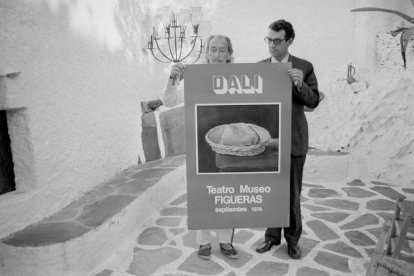 Dalí, inaugurant una exposició de joies al seu museu.