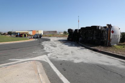 El camión volcado que vertió gasóleo el jueves en Alguaire.