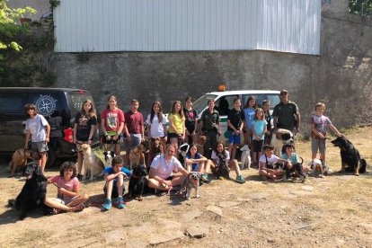 Participantes (niños y mascotas) con los monitores en la edición de este año del Dog Camp Junior. 