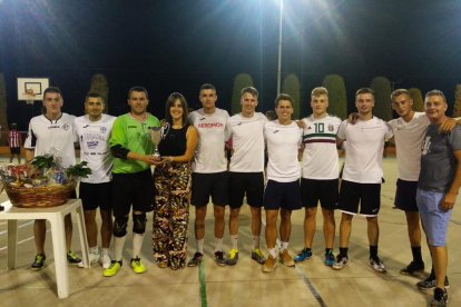 Entrega de trofeus a l’equip guanyador del Torneig de Futbol Sala de Rosselló.