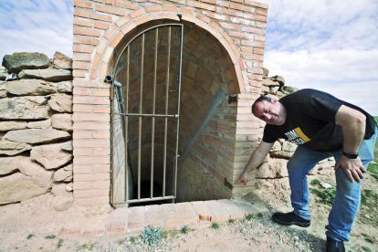 Xavier Pintó en el acceso al túnel del campo de aviación.