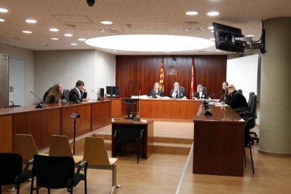 El juicio se celebró ayer en la Auidencia y la acusada declaró por videoconferencia desde Rumanía. 