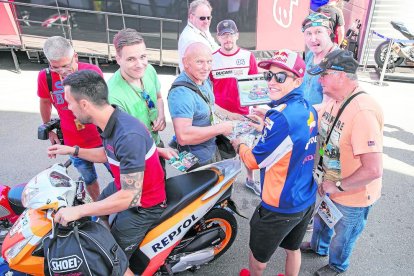 Marc Màrquez, ahir a Sachsenring i a la seua esquerra, a la moto, José Luís Martínez, la seua mà dreta.