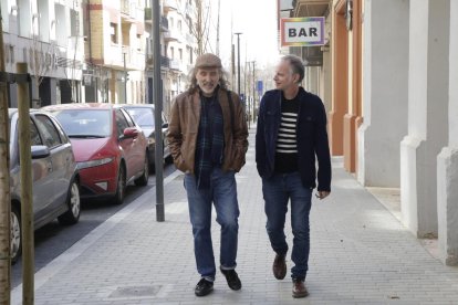 Joan Reig y Lluís Gavaldà, dos de los tres integrantes de Els Pets, ayer de paseo por Lleida.