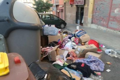 Denuncien l'acumulació d'escombraries i mobles al costat de contenidors a la Mariola