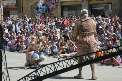 La plaza Major de Tàrrega se convirtió como es habitual en uno de los centros neurálgicos de espectáculos, en este caso con ‘El gran final’, de la compañía Bucraá Circus.