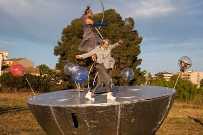 Mónica Mar y Arnau Vinós ensayaron ayer en Tàrrega su obra ‘The half’.