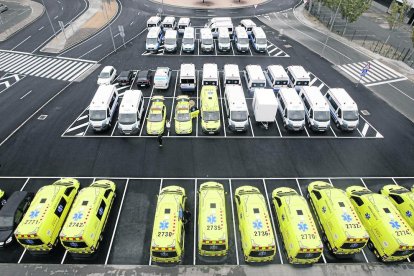 La flota d'ambulàncies de l'Egara a Lleida, en una imatge d'arxiu.