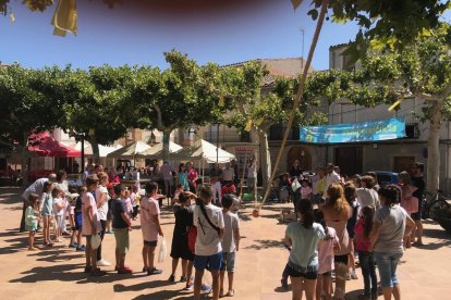 Los niños de Castelldans se lo pasaron en grande con las cucañas. A la derecha, el periodista Lluís Caelles abriendo las fiestas de Tremp. 