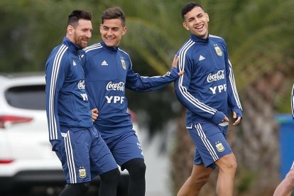 Messi, junto a Paredes y Dybala, ayer en la concentración de la selección de Argentina.