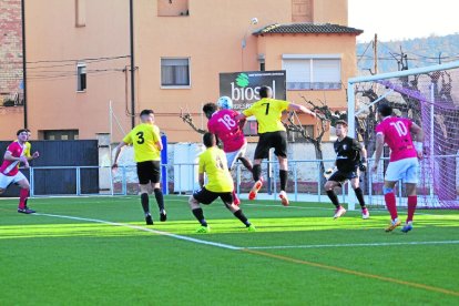 Un jugador de l’Artesa de Segre encara i retalla davant la pressió de dos defensors del Juneda.