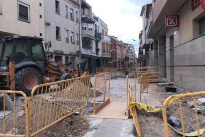 Las obras que se están ejecutando en la calle Anselm Clavé, una de las más importantes de Juneda.