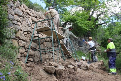 Imagen de los voluntarios trabajando en uno de los muros. 